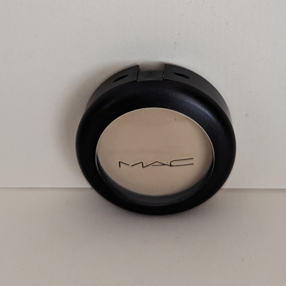 MAC Cream Colour Base - Pearl - Picture 1 of 2